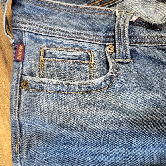 Hollister- EUC - Low Rise, Wide Leg, Medium Wash,  Distressed Look, Size 11 - Picture 3 of 6